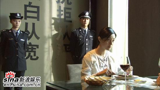 范冰冰拍《爱情呼叫转移》 上演女警制服诱惑