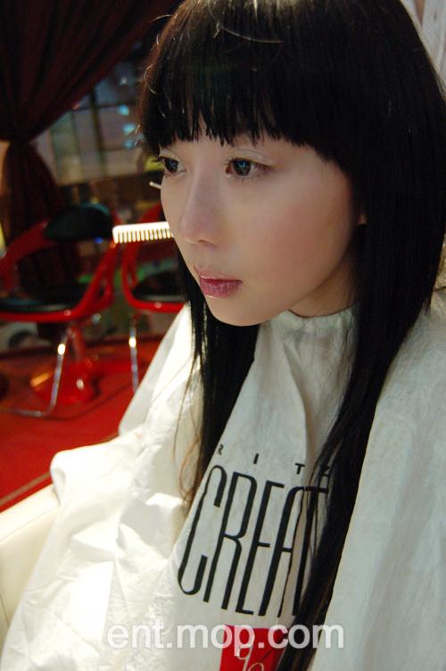 与色情电影公司解约了任朵朵削发庆祝新生