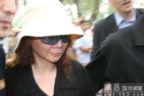 群众难舍老爷子文兴宇激动冲击灵堂大门